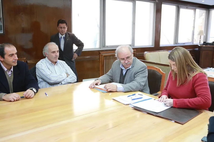 Agua potable: Bertone firmó el contrato para ampliar la Planta N°3