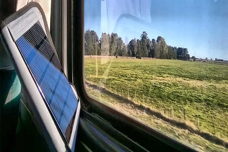 Llegó el cargador solar argentino para celulares