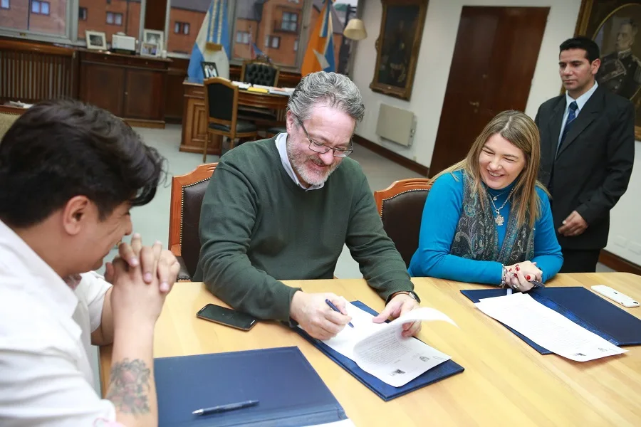 Viviendas: Gobierno, IPV y UTHGRA firmaron un convenio