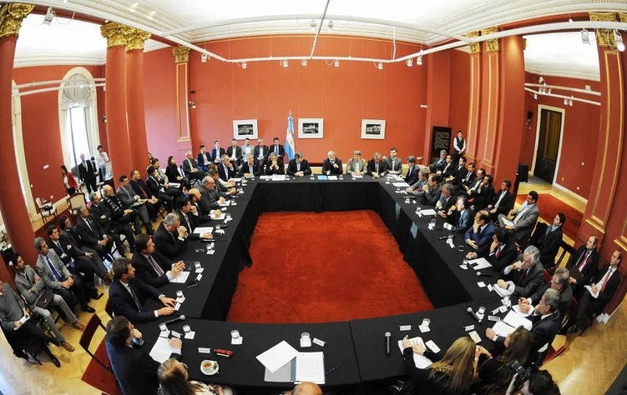 La gobernadora Rosana Bertone suscribió el acuerdo para la devolución de fondos de coparticipación