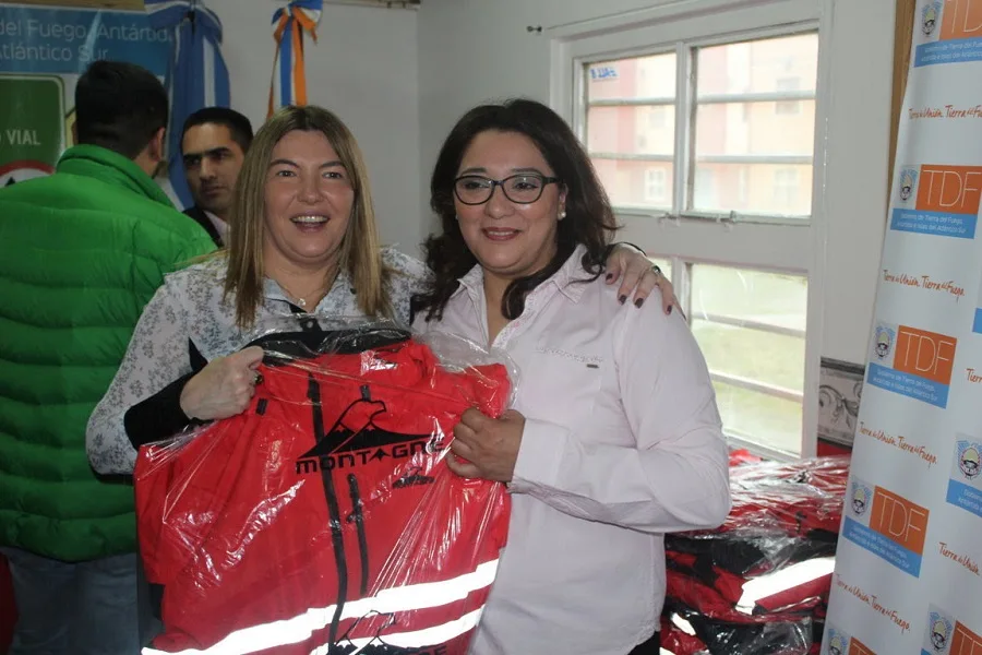 La Gobernadora entregó indumentaria a personal de la Subsecretaría de Transporte