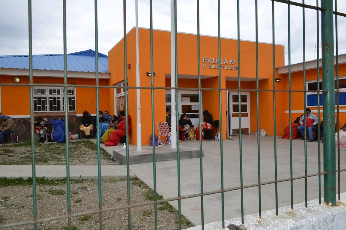 Padres pernoctan desde hace días en las puertas de los colegios