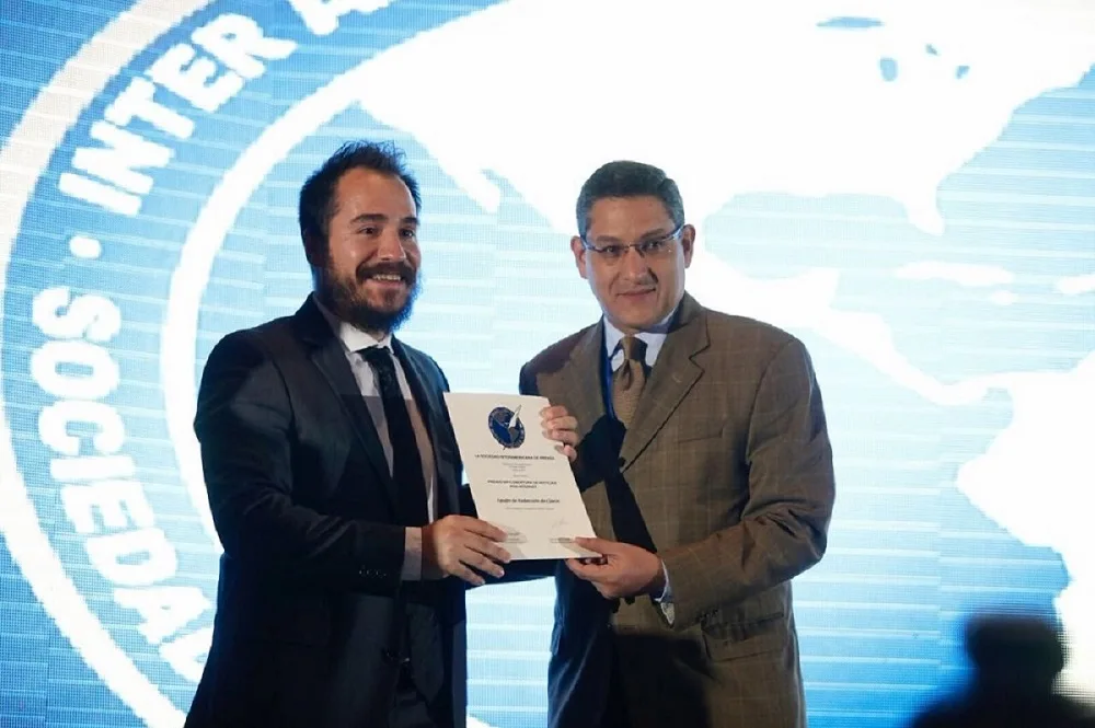 Periodista fueguino recibió un premio en nombre de diario Clarín