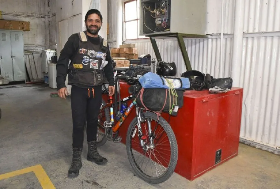 Ciclista brasileño pide ayuda para continuar su travesía hasta Ushuaia