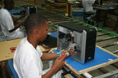 Cuba inauguró su primera fábrica de notebooks y tablets