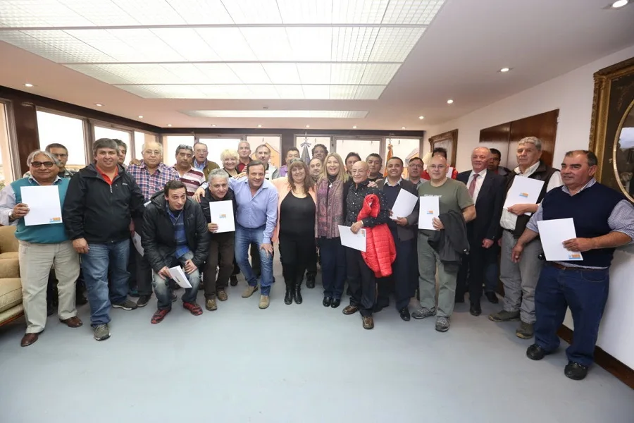 Bertone renovó por tres años los contratos de choferes de Gobierno 