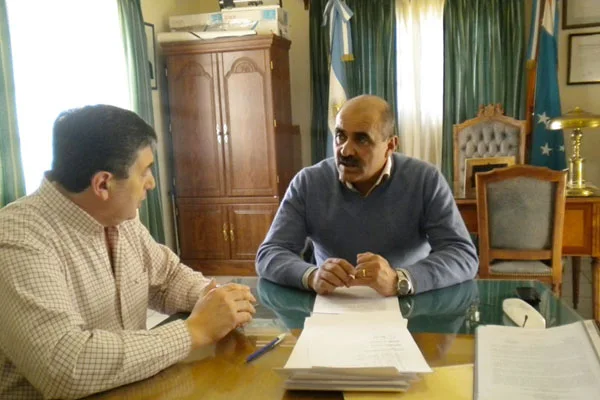 Gabriel Clementino, durante su encuentro con el legislador electo, Juan ‘Pipo’ Rodríguez.