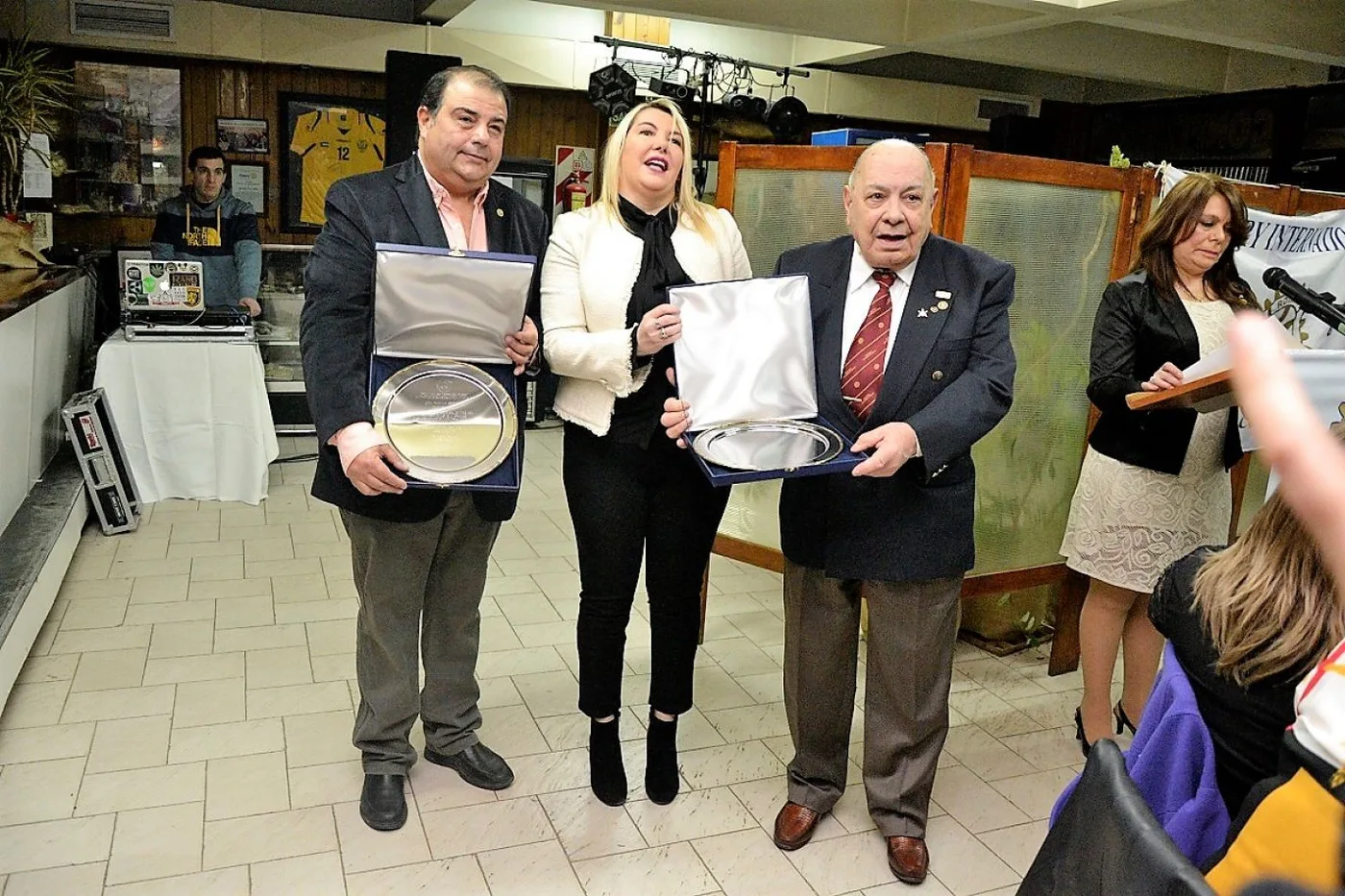 La gobernadora distinguió al presidente saliente y al sucesor del Rotary Club Isla Grande. 