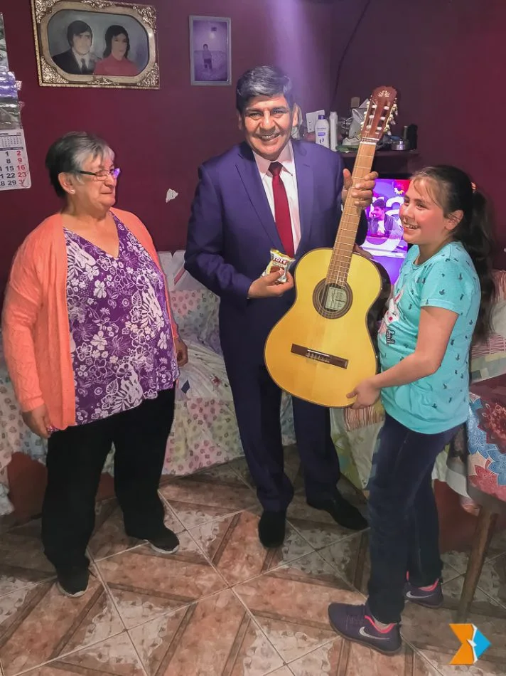 El Vicegobernador  Juan Carlos Arcando visitó a la estudiante Luisana Asencio para entregarle una  guitarra profesional.