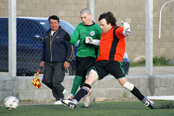 Ballatore busca superar a Crocci. Fue un duelo, todo el partido.