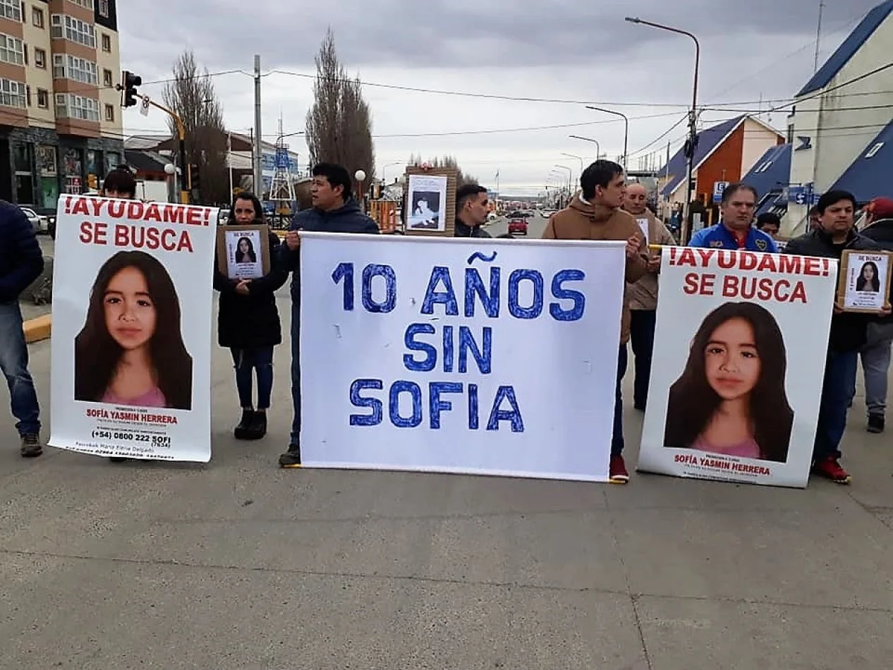 Manifestación de padres y vecinos en la esquina de Av. San Martín y Belgrano de Río Grande. (Foto: Natalia Gracianía)