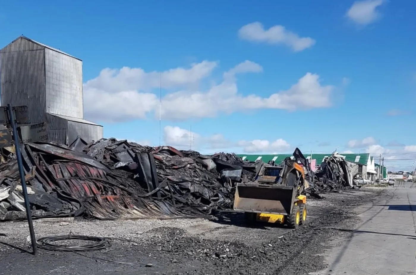 Personal municipal realiza limpieza en el perímetro de la fábrica incendiada
