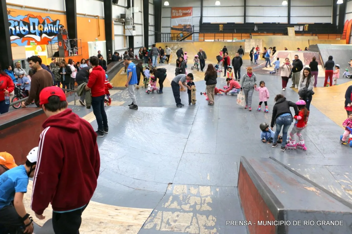 La Dirección de Juventud y Estudiantes de la ciudad colectan juguetes,calzado y abrigo