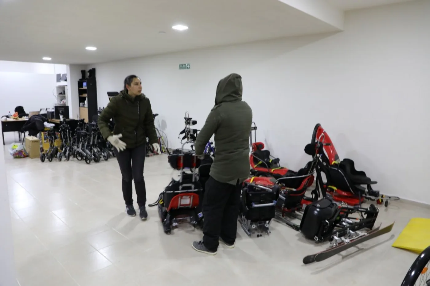 Personal municipal inició este lunes la descarga del cuarto contendedor proveniente de Noruega.