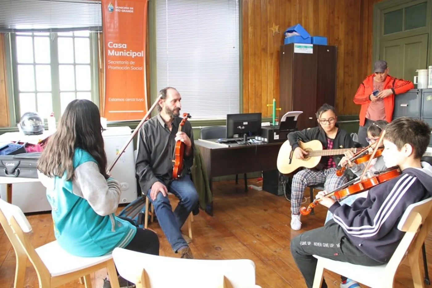 El municipio continúa brindando el taller de violín