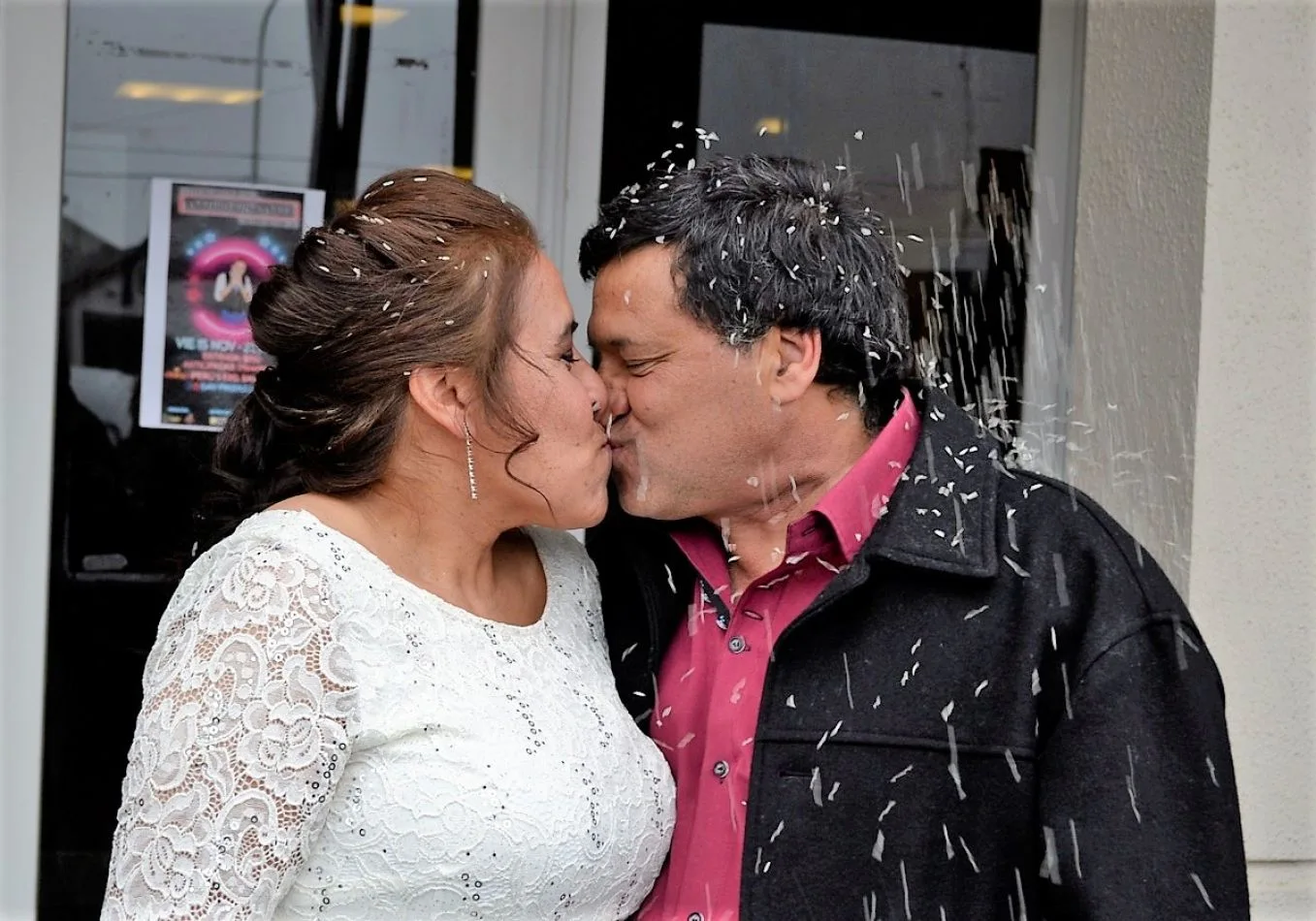 Cristina y Jorge bajo una lluvia de arroz a la salida del Centro Cultural Yaganes.