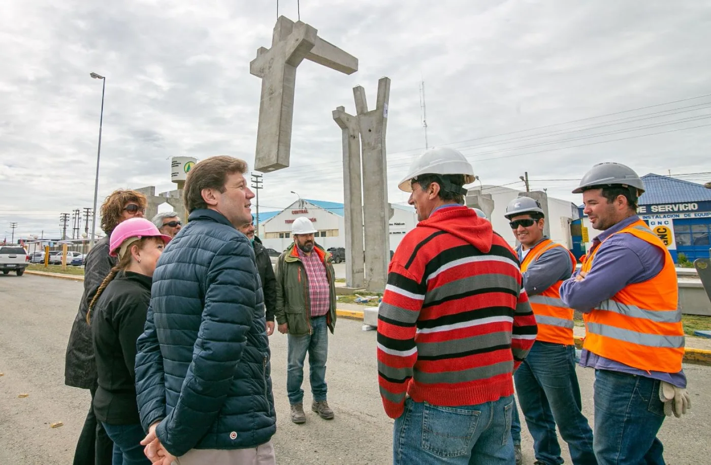 El intendente Melella recorrió la obra de montaje del puente peatonal frente a la UTN