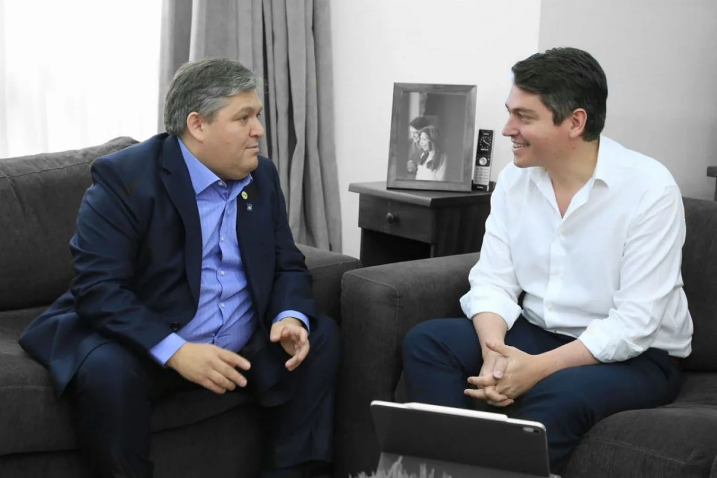 Santiago Barrientos, de la Cooperativa Eléctrica junto al intendente Martín Pérez.