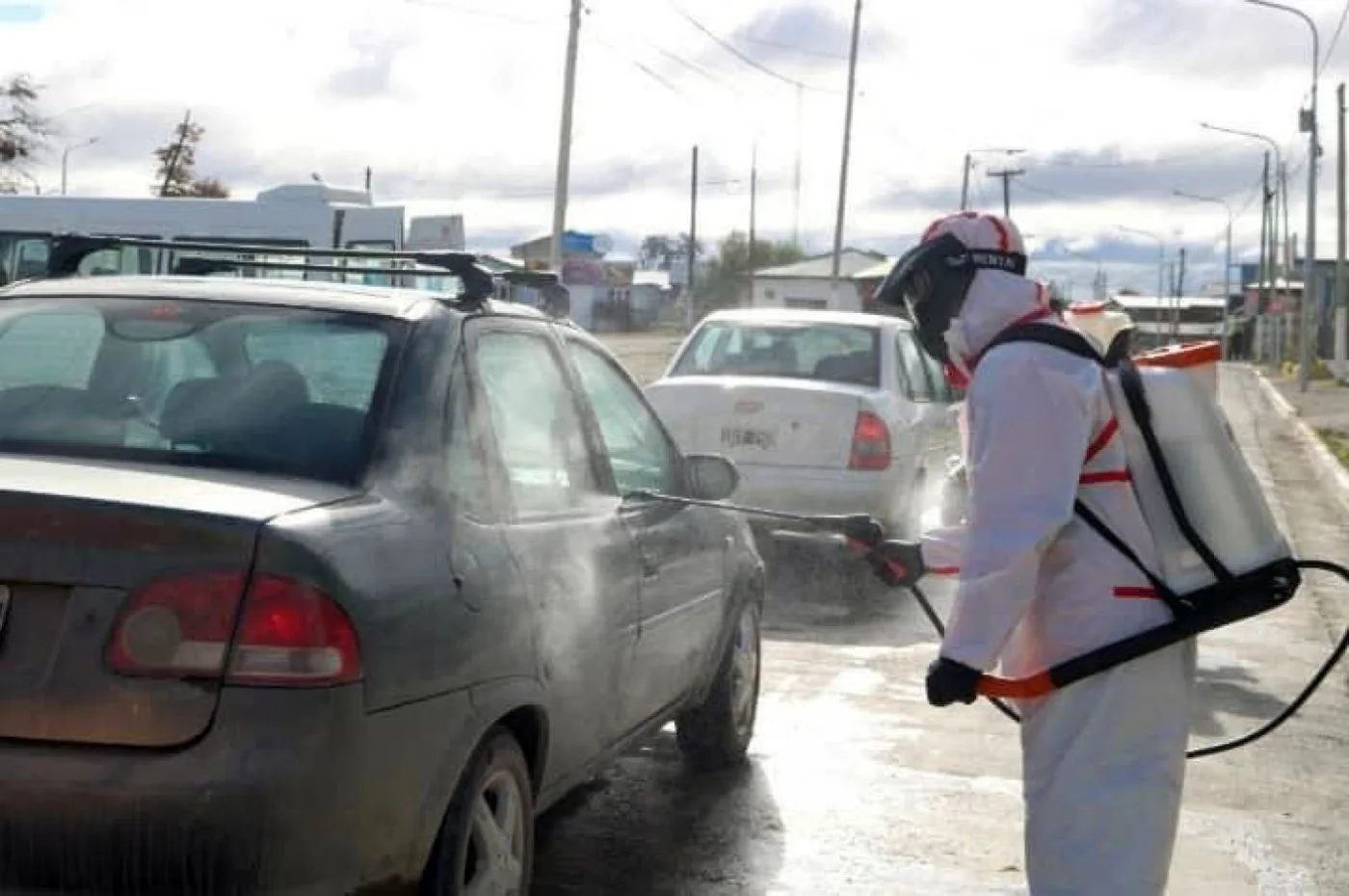 En Tolhuin fumigan a todo vehículo que entra y sale.