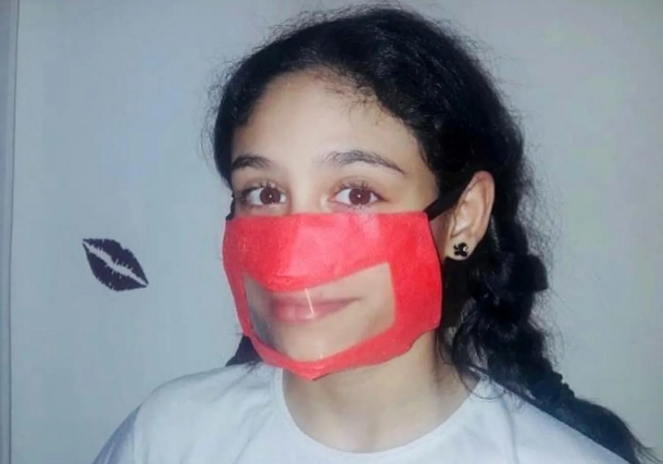 Confeccionan barbijos para hipoacúsicos