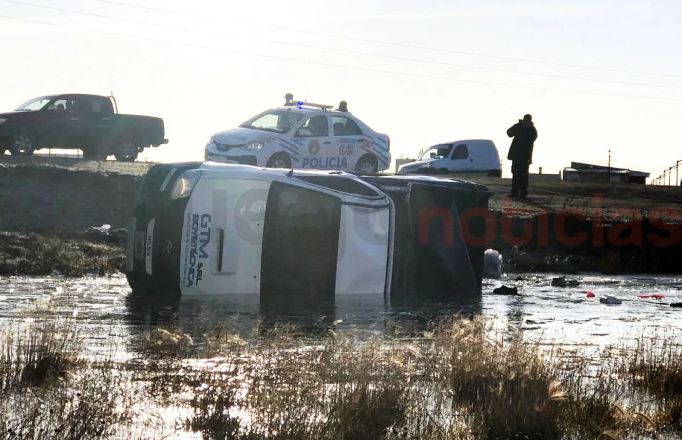 La camioneta quedó hundida de costado.