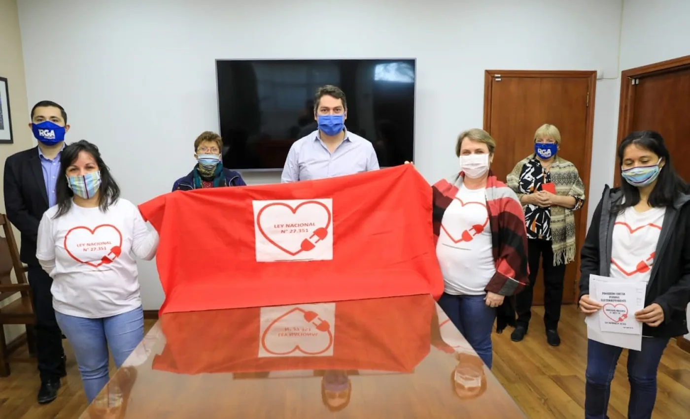 El intendente Martín Perez reunido con familiares de electrodependientes.
