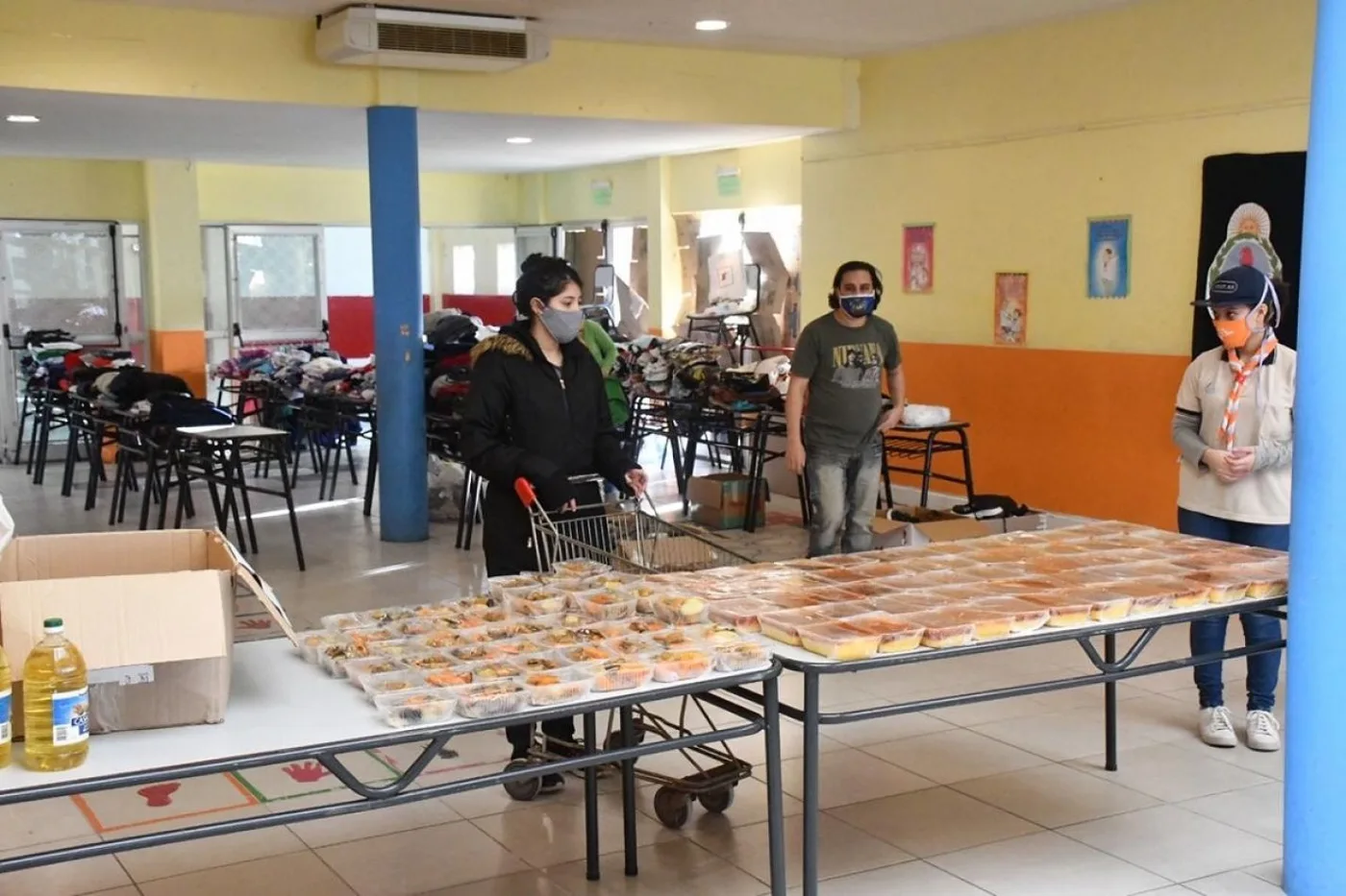 Los scout volvieron a repartir comida caliente.