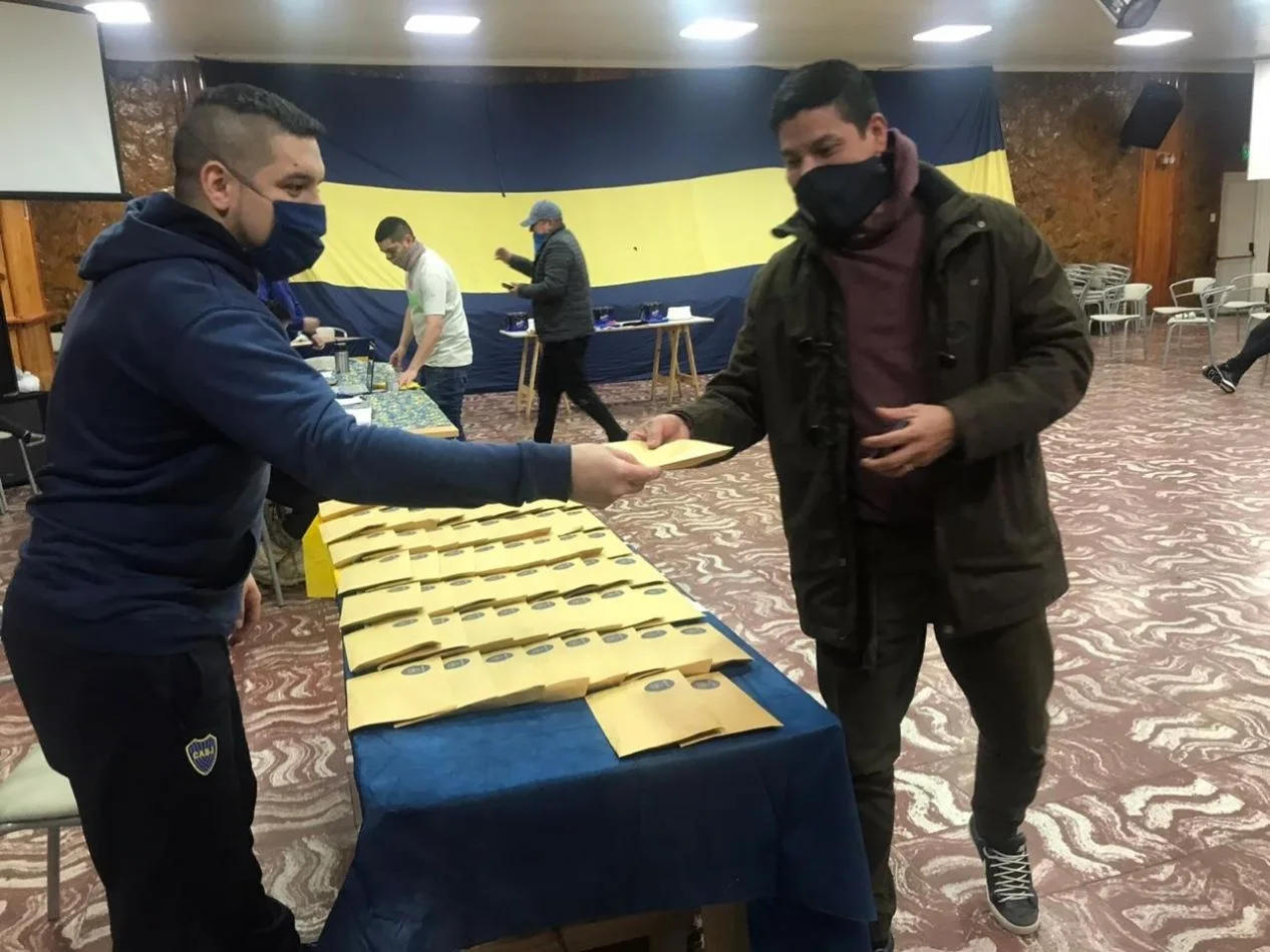 Entrega de barbijos a socios xeneizes