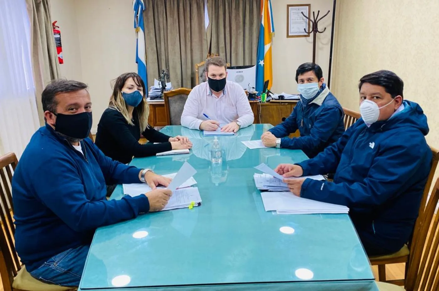 El presidente del Concejo Deliberante Raúl von der Thusen junto a los ediles Hugo Martínez, Pablo Llancapani, Cintia Susñar, y Walter Abregú c.