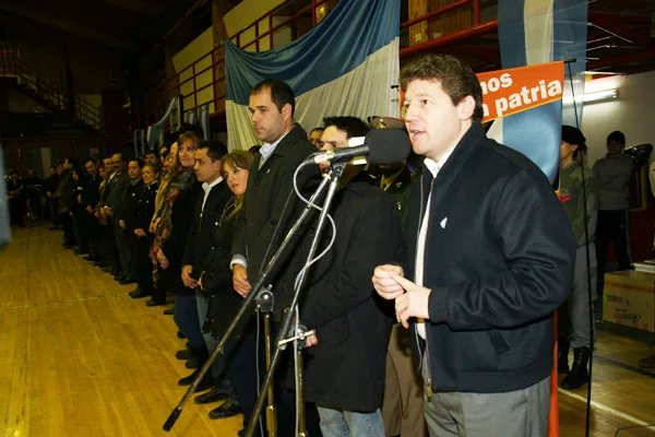 Gustavo Melella habla a los presentes en el acto.