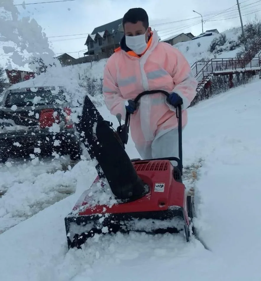 Personal municipal, trabajando en la limpieza de veredas en Ushuaia.
