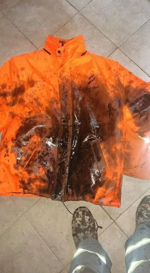Un trabajador de Santa Elena quedó prácticamente bañado en aceite quemado luego de que reventara un bidón que estaba en una bolsa de residuos.