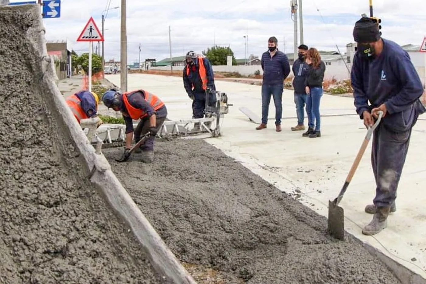 Supervisan los trabajos de hormigonado sobre la calle Thorne