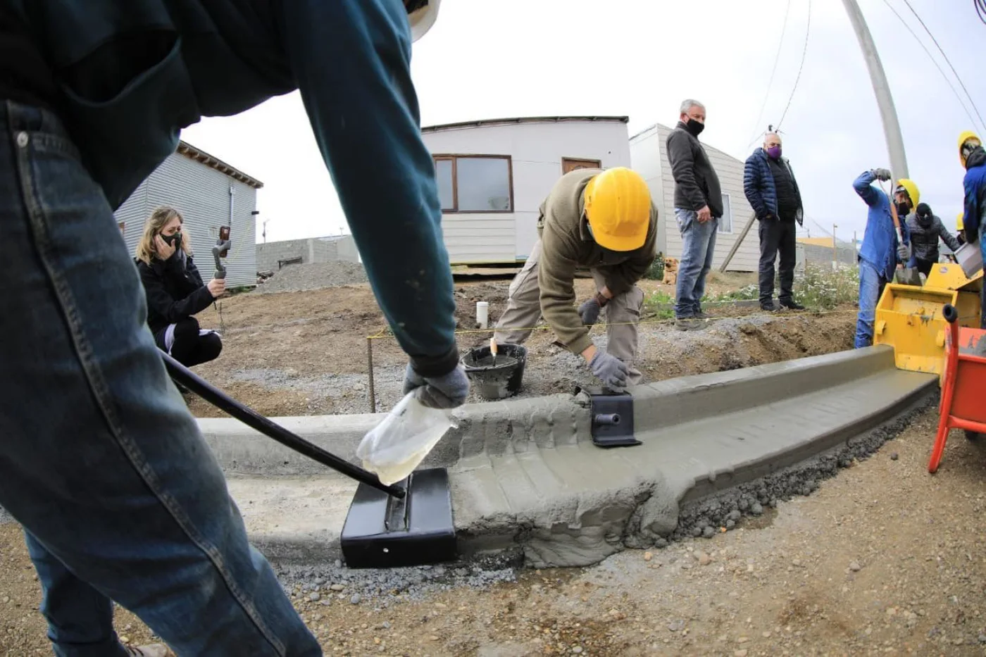 Personal municipal trabajando en la construcción de cordones.