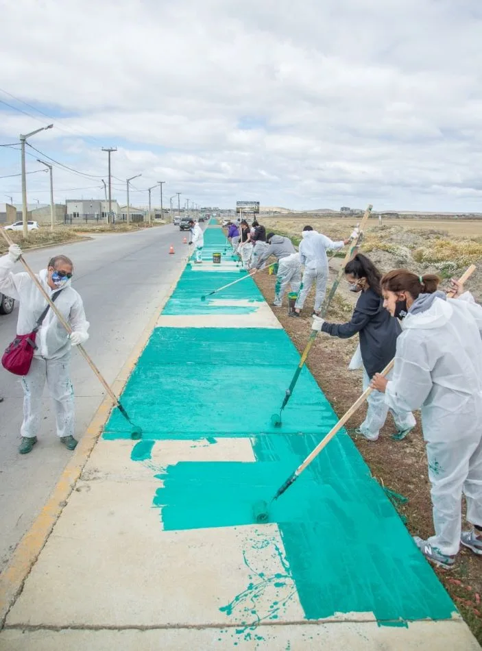 Trabajadores municipales trabajando en la ciclo vía de la ciudad de Río Grande.