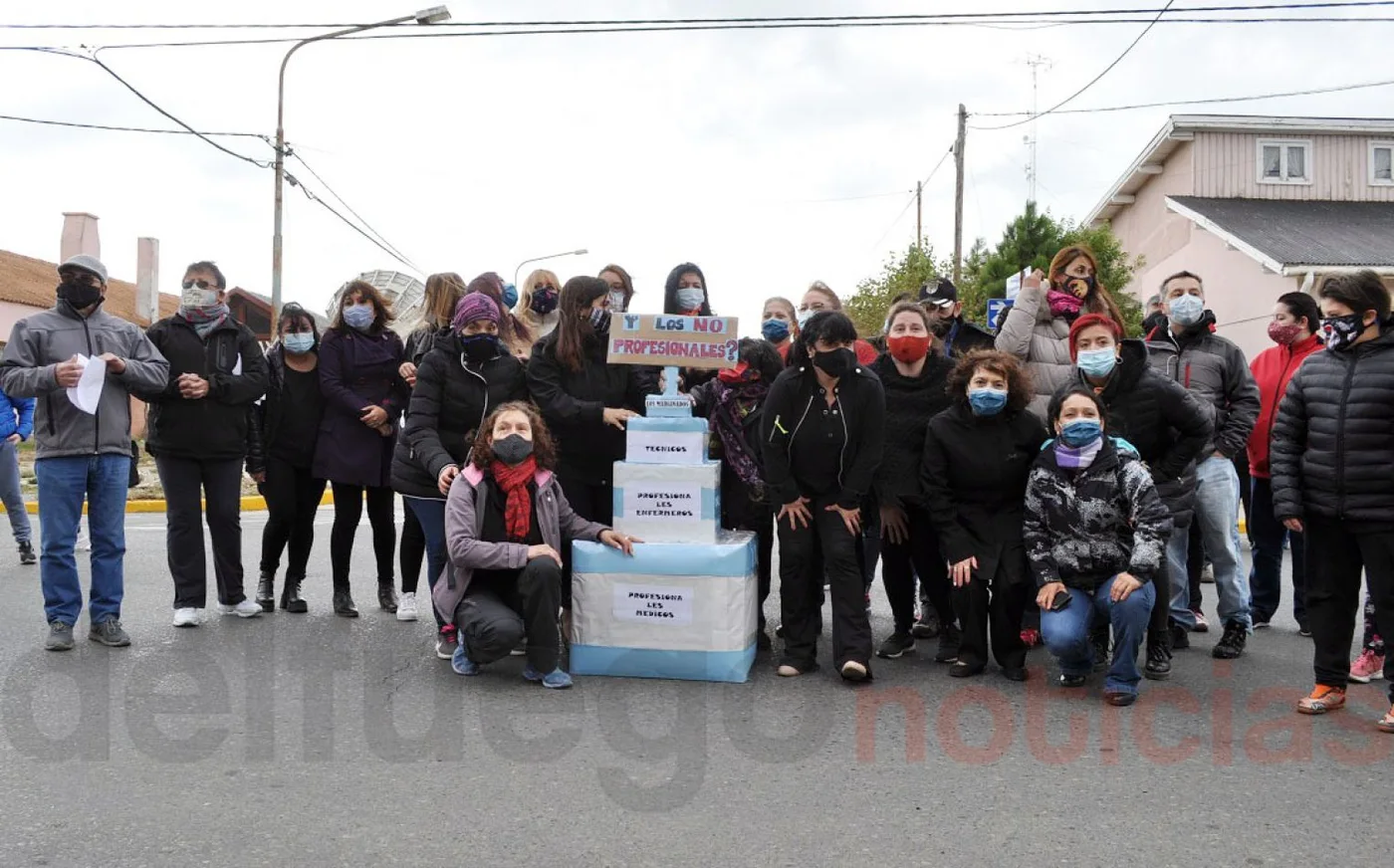 Abrazo solidario al hospital y amenaza de más medidas de fuerza
