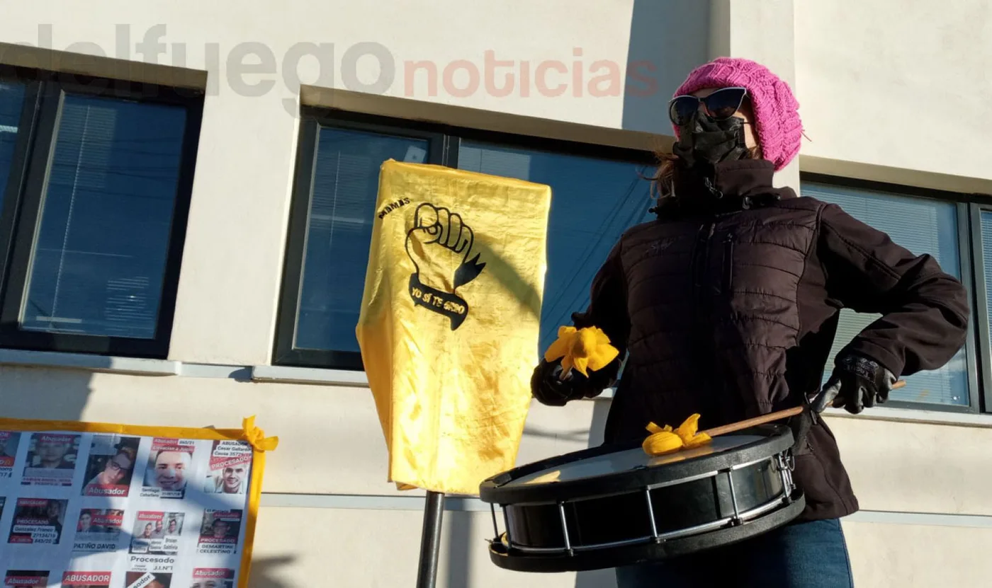 Mientras se conocían los detalles de la sentencia, "Madres en Lucha" y un grupo de vecinos reclamaban en la puerta de Tribunales.