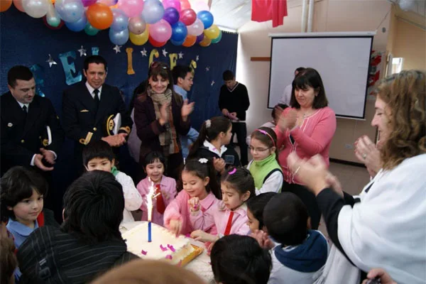 Momento en que los alumnos más chicos de la escuela celebran el cumpleaños.