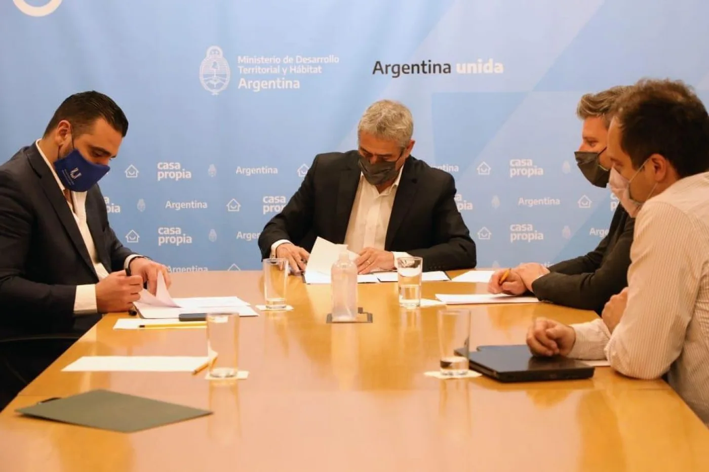 El intendente de Ushuaia Walter Vuoto junto al ministro Jorge Ferraresi, titular del Ministerio de Desarrollo Territorial y Hábitat de la Nación.
