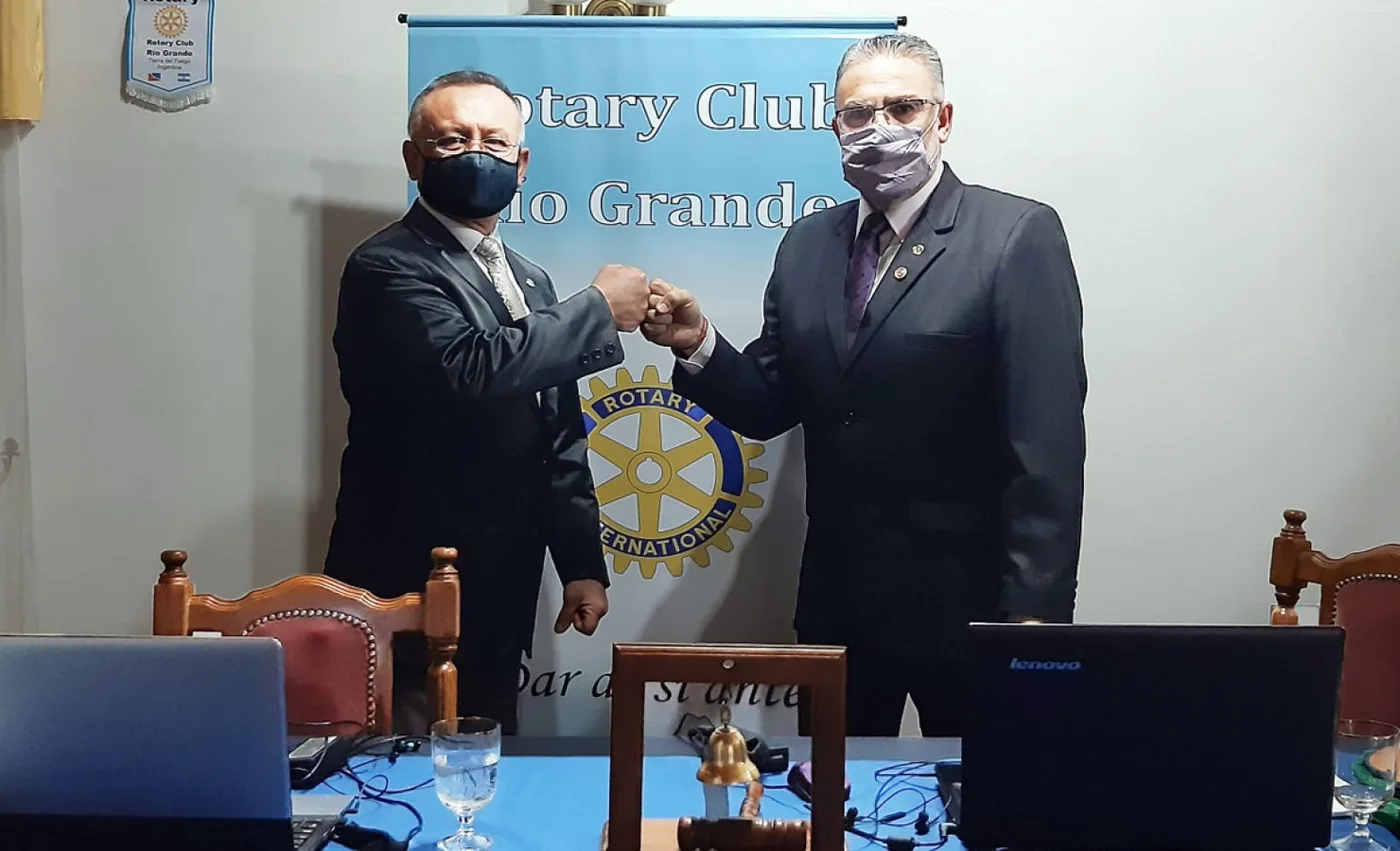 Raúl Domínguez recibe la presidencia del Rotary Club Río Grande parte de Miguel Vázquez.
