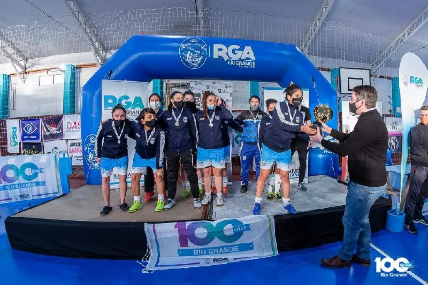 Entrega de la Copa Argentina a las Kaponas