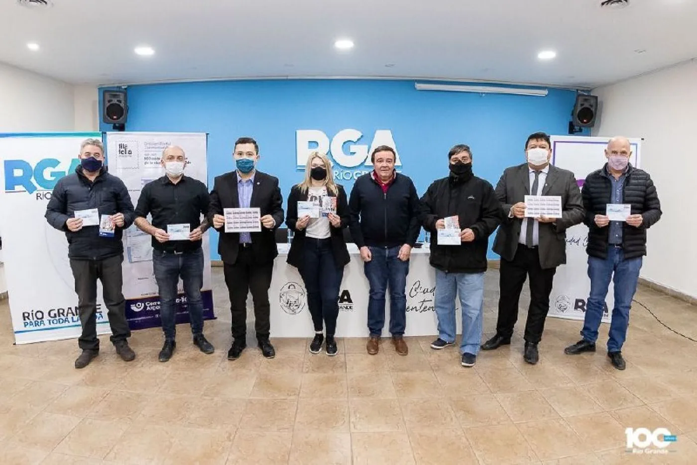 Funcionarios municipales presentaron la “Emisión Postal del Centenario”.