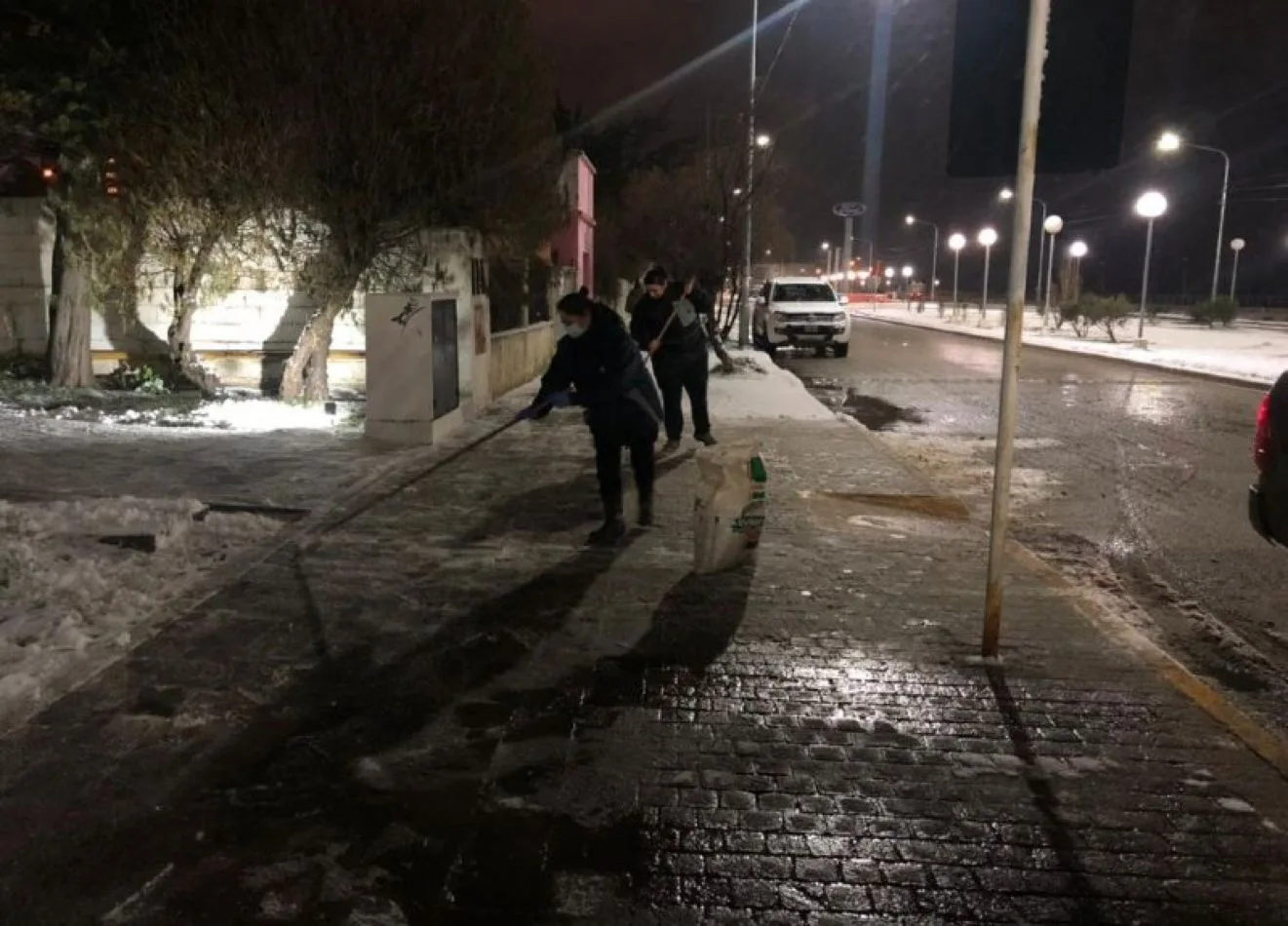 Personal municipal remueve la nieve en accesos a edificios y áreas de alto tránsito