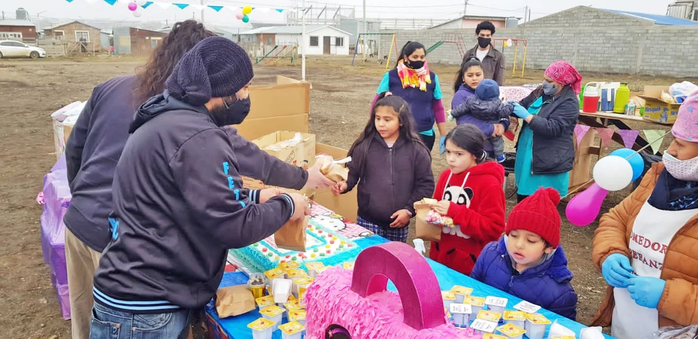Los jóvenes, en su mayoría estudiantes de la carrera de Ingeniería, agasajaron a los niños en su día.