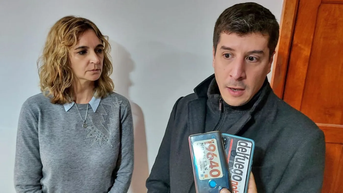 Analía Casal y Ricardo Garramuño, recorren la ciudad de Río Grande.