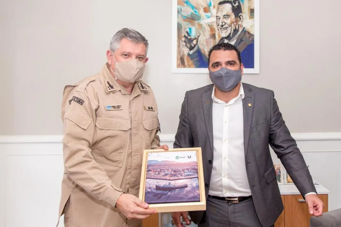 Director de Región Sur, Prefecto General Gustavo Fernando Santucci, junto al intendente Walter Vuoto.