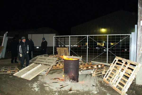 Los trabajadores montaron un piquete en el acceso al depósito.