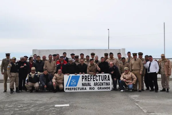 Los efectivos y retirados de Prefectura Naval Argentina, posan durante la protesta.