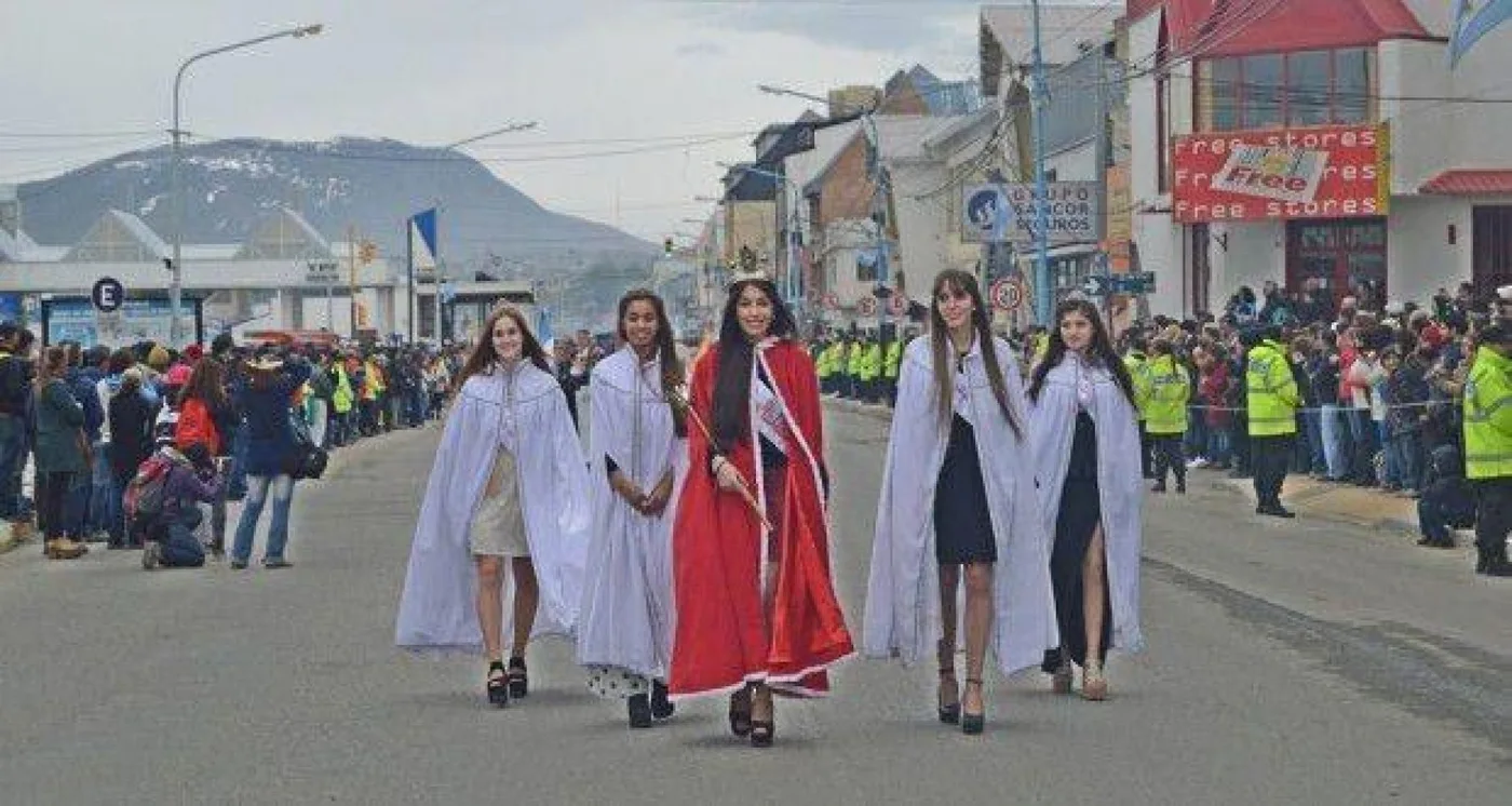 El tradicional desfile por el aniversario de la ciudad de Ushuaia volverá al formato presencial.