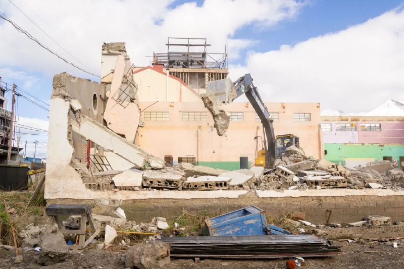 Inició la demolición del edificio donde funcionaba Servicios Generales